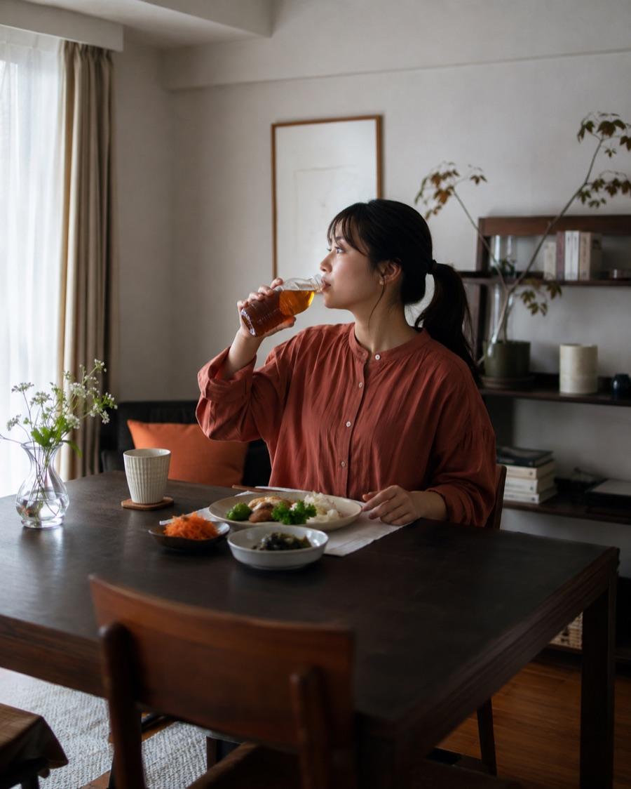 自宅のテーブルでドリンクを楽しむクリエイター