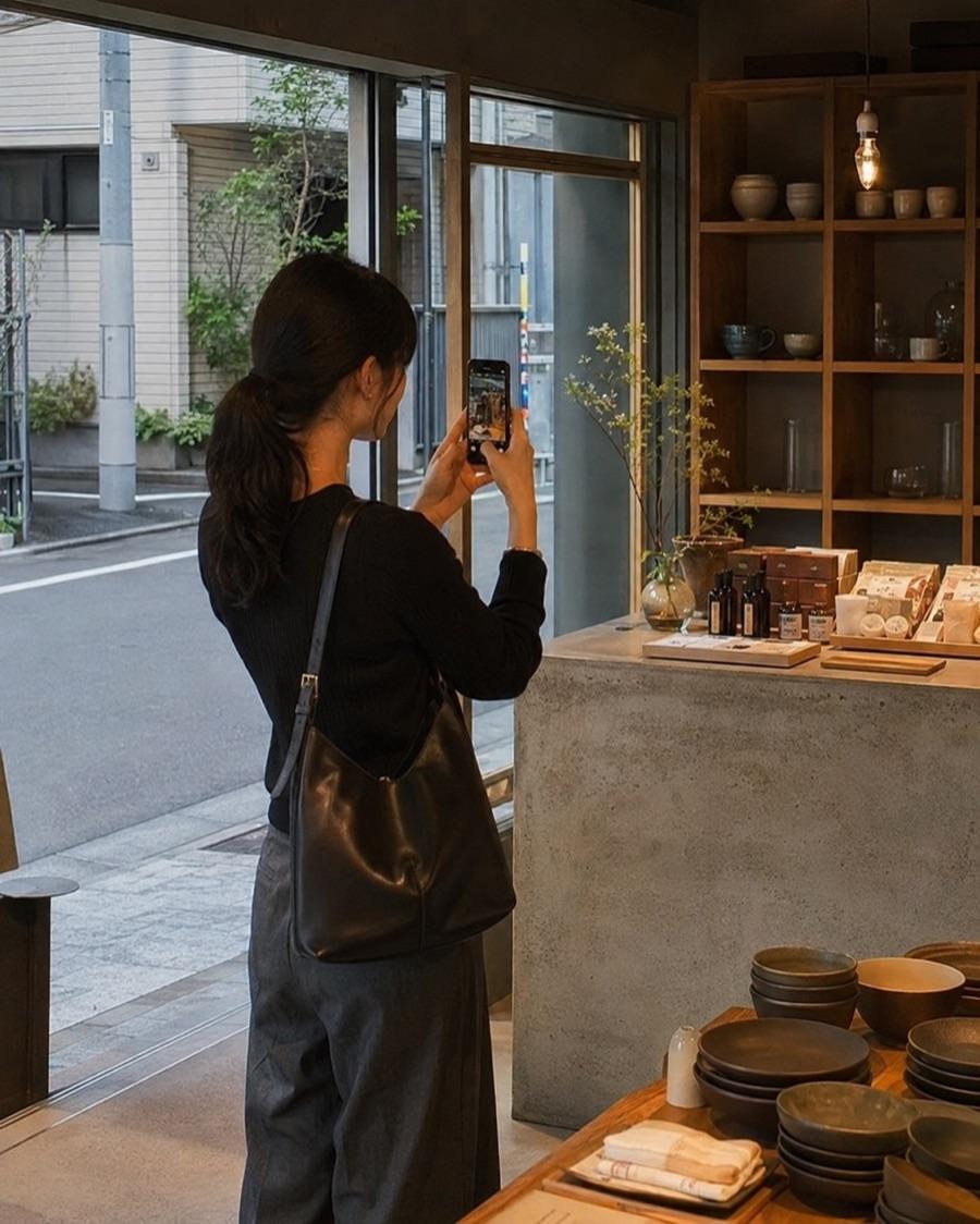 店舗を訪問してスマートフォンで撮影するクリエイター